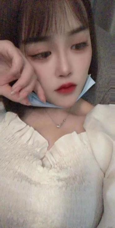 草房服务型淫荡女神，舌吻口爆69应有尽有，配合度极高