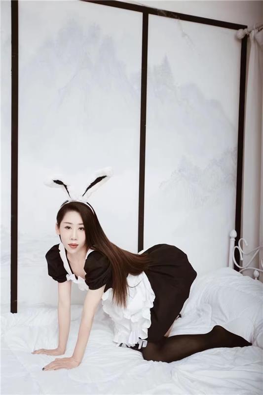 肤白小妖精,魅惑的姿势真爽
