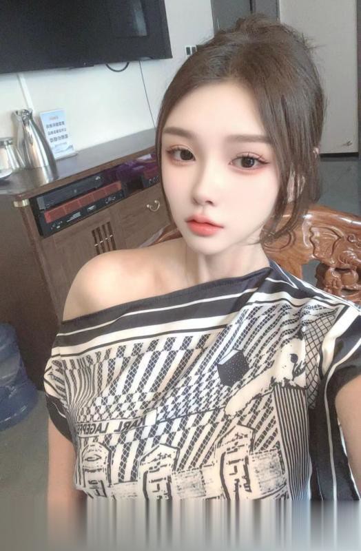 上海普陀颜值大胸美女前凸后翘，匀称丰满