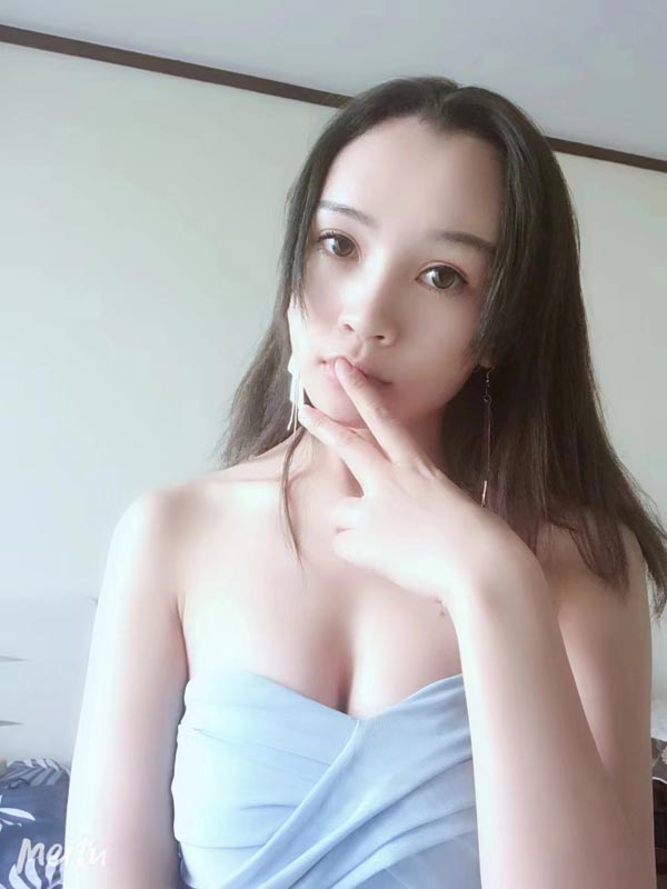 00年小萝莉自做自聊 小蛮腰凹凸有致 皮肤光滑 幼女控必入!