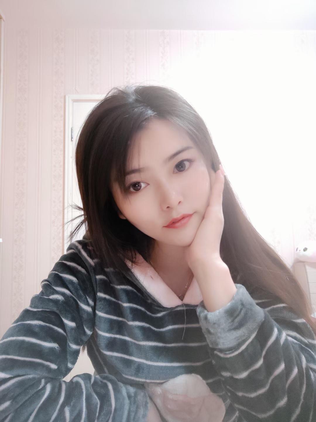 爱笑的凌菲小姐姐,超有气质,又甜又性感