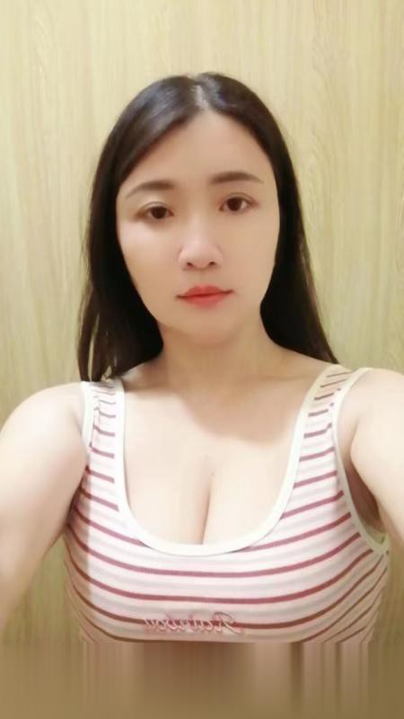 深圳宝安三通老师大奶肥臀，可以玩三通，人非常骚的