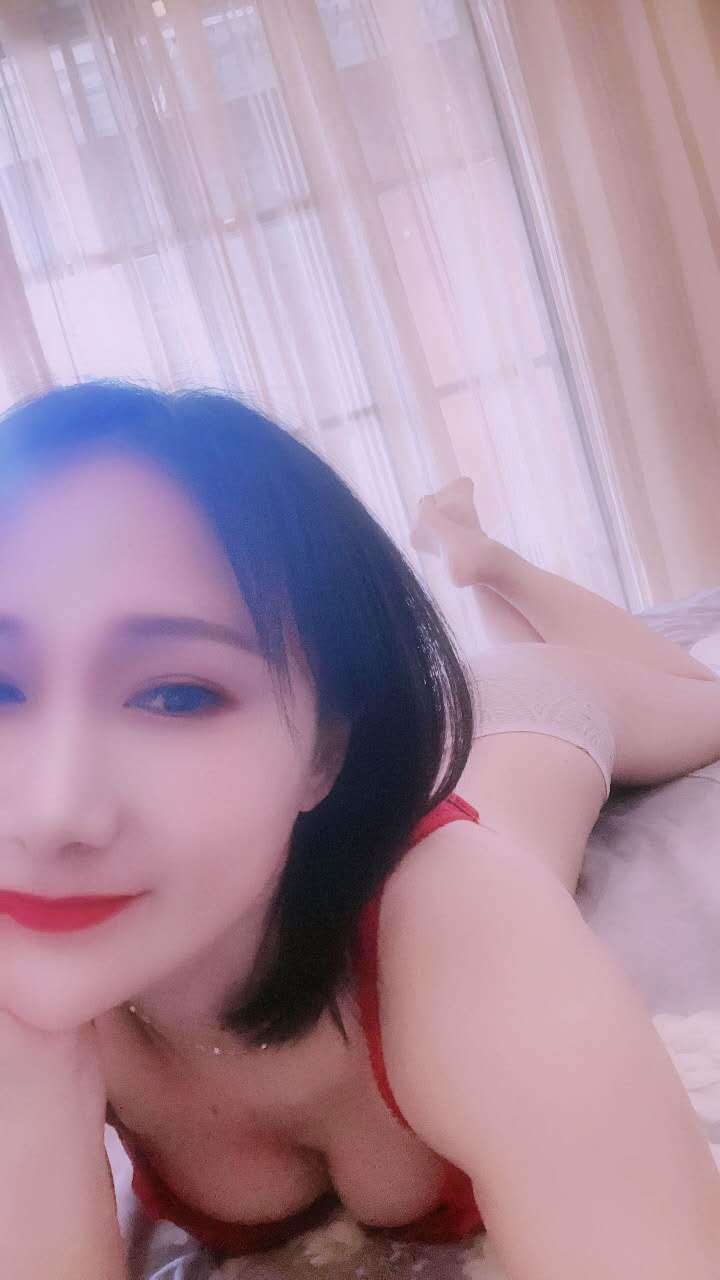 前凸后翘的大胸少妇!