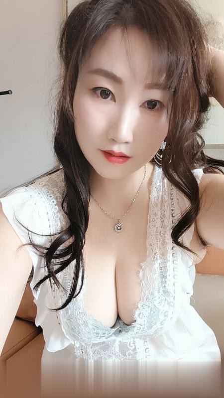 长沙雨花区少妇体验身材皮肤很好，穿上丝袜腿很完美